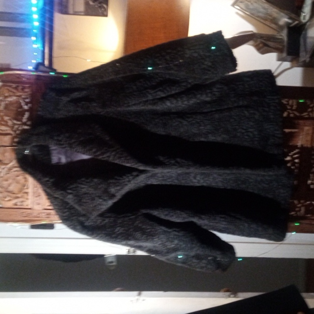 Women's black fur coat, idk what kind of fur , the tag is missing, looks like L